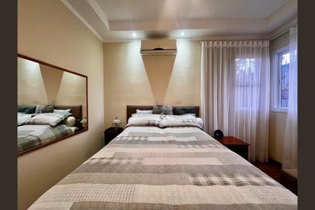 Casa de condomínio à venda com 193m², 4 quartos e 4 vagasSuíte