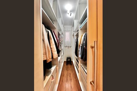 Casa de condomínio à venda com 193m², 4 quartos e 4 vagasCloset da suíte