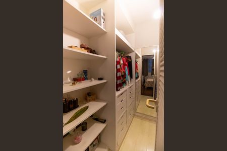 Apartamento à venda com 92m², 2 quartos e 1 vagaCloset da suíte 2