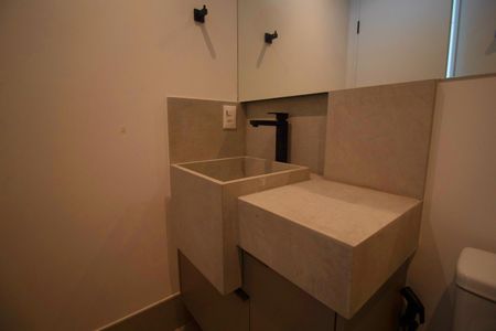 Banheiro Social de apartamento para alugar com 1 quarto, 46m² em Pinheiros, São Paulo