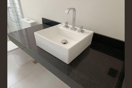 Casa à venda com 700m², 4 quartos e 3 vagasBanheiro da Suíte 1