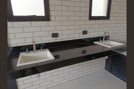 Casa à venda com 700m², 4 quartos e 3 vagasBanheiro da Suíte 4