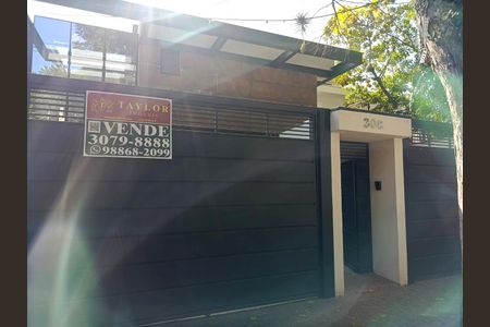 Casa à venda com 700m², 4 quartos e 3 vagasFachada 