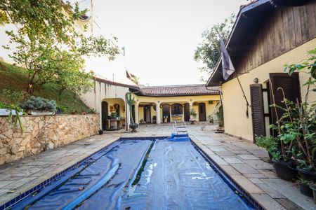 Casa à venda com 420m², 4 quartos e 6 vagas Casa à venda com 420m², 4 quartos e 6 vagasÁrea comum - Piscina