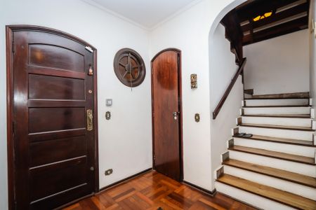 Casa à venda com 420m², 4 quartos e 6 vagas Casa à venda com 420m², 4 quartos e 6 vagasEscada