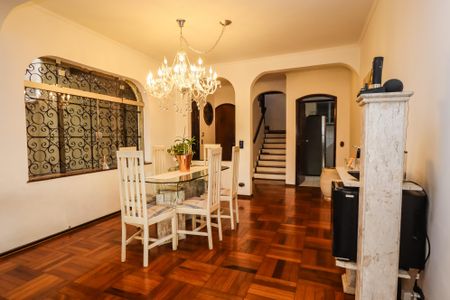 Casa à venda com 420m², 4 quartos e 6 vagas Casa à venda com 420m², 4 quartos e 6 vagasSala de Jantar