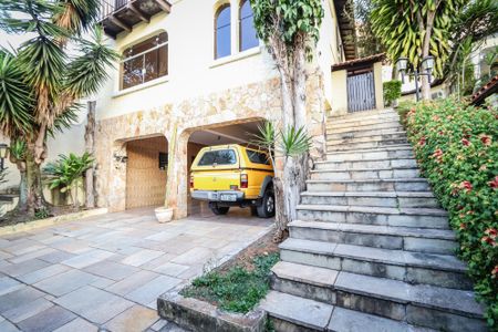 Casa à venda com 420m², 4 quartos e 6 vagas Casa à venda com 420m², 4 quartos e 6 vagasGaragem