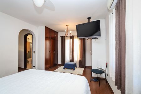 Casa à venda com 420m², 4 quartos e 6 vagas Casa à venda com 420m², 4 quartos e 6 vagasSuite