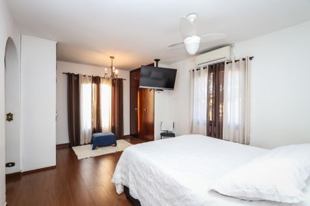 Casa à venda com 420m², 4 quartos e 6 vagas Casa à venda com 420m², 4 quartos e 6 vagasSuite