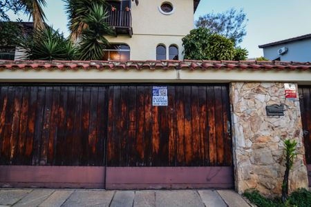 Casa à venda com 420m², 4 quartos e 6 vagas Casa à venda com 420m², 4 quartos e 6 vagasPlaca