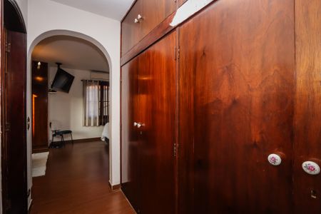 Casa à venda com 420m², 4 quartos e 6 vagas Casa à venda com 420m², 4 quartos e 6 vagasCloset da Suite