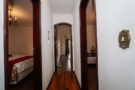 Casa à venda com 420m², 4 quartos e 6 vagas Casa à venda com 420m², 4 quartos e 6 vagasCorredor