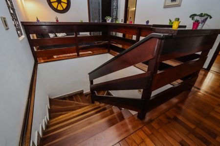 Casa à venda com 420m², 4 quartos e 6 vagas Casa à venda com 420m², 4 quartos e 6 vagasEscada