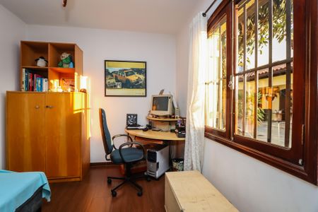 Casa à venda com 420m², 4 quartos e 6 vagas Casa à venda com 420m², 4 quartos e 6 vagasQuarto 4