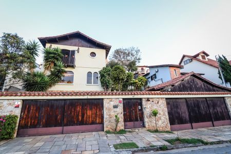 Casa à venda com 420m², 4 quartos e 6 vagas Casa à venda com 420m², 4 quartos e 6 vagasFachada da Casa