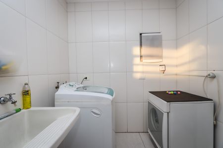 Casa à venda com 420m², 4 quartos e 6 vagas Casa à venda com 420m², 4 quartos e 6 vagasLavanderia