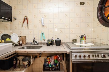 Casa à venda com 420m², 4 quartos e 6 vagas Casa à venda com 420m², 4 quartos e 6 vagasCozinha do Salão de festas