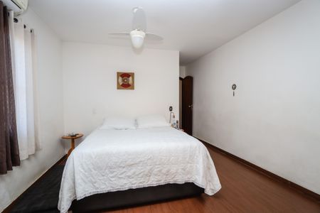 Casa à venda com 420m², 4 quartos e 6 vagas Casa à venda com 420m², 4 quartos e 6 vagasSuite