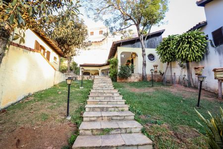 Casa à venda com 420m², 4 quartos e 6 vagas Casa à venda com 420m², 4 quartos e 6 vagasQuintal