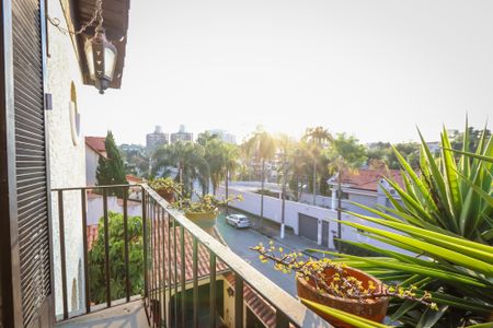 Casa à venda com 420m², 4 quartos e 6 vagas Casa à venda com 420m², 4 quartos e 6 vagasVaranda da Suite