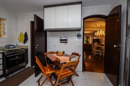 Casa à venda com 420m², 4 quartos e 6 vagas Casa à venda com 420m², 4 quartos e 6 vagasCozinha