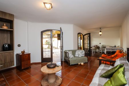 Casa à venda com 420m², 4 quartos e 6 vagas Casa à venda com 420m², 4 quartos e 6 vagasÁrea comum - Salão de festas