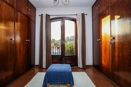 Casa à venda com 420m², 4 quartos e 6 vagas Casa à venda com 420m², 4 quartos e 6 vagasSuite