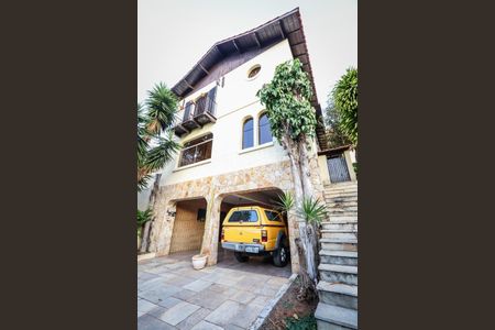 Casa à venda com 420m², 4 quartos e 6 vagas Casa à venda com 420m², 4 quartos e 6 vagasFrente da casa