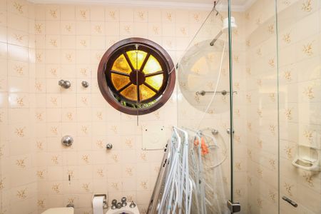 Casa à venda com 420m², 4 quartos e 6 vagas Casa à venda com 420m², 4 quartos e 6 vagasBanheiro de Serviço