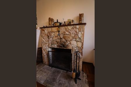 Casa à venda com 420m², 4 quartos e 6 vagas Casa à venda com 420m², 4 quartos e 6 vagasLareira