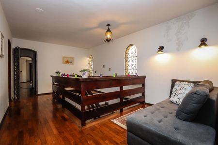 Casa à venda com 420m², 4 quartos e 6 vagas Casa à venda com 420m², 4 quartos e 6 vagasSala das Suites