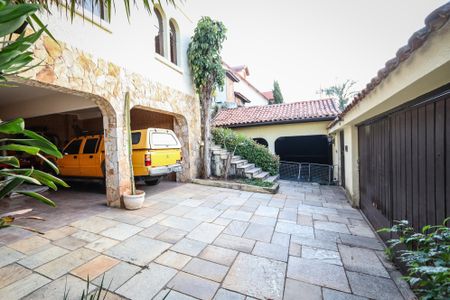 Casa à venda com 420m², 4 quartos e 6 vagas Casa à venda com 420m², 4 quartos e 6 vagasGaragem