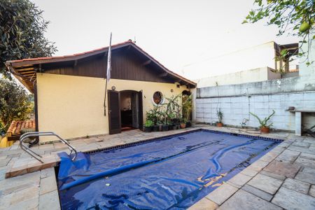 Casa à venda com 420m², 4 quartos e 6 vagas Casa à venda com 420m², 4 quartos e 6 vagasÁrea comum - Piscina