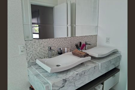 Casa à venda com 237m², 2 quartos e 4 vagasBanheiro da Suíte 1