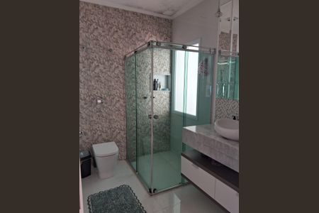 Casa à venda com 237m², 2 quartos e 4 vagasBanheiro da Suíte 2