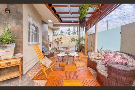 Casa à venda com 115m², 3 quartos e 2 vagas Casa à venda com 115m², 3 quartos e 2 vagasÁrea externa