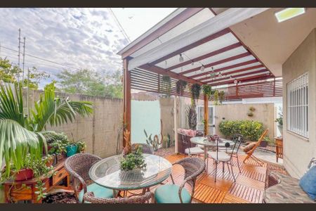 Casa à venda com 115m², 3 quartos e 2 vagas Casa à venda com 115m², 3 quartos e 2 vagasÁrea externa