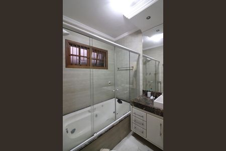 Casa à venda com 370m², 3 quartos e 8 vagasBanheiro da Suíte 1