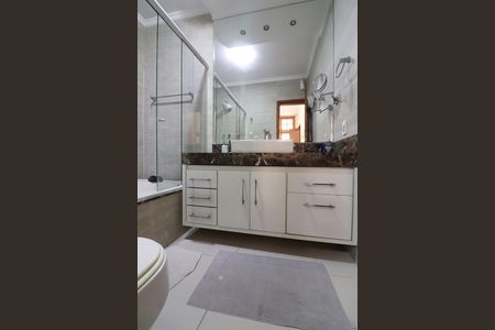 Casa à venda com 370m², 3 quartos e 8 vagasBanheiro da Suíte 1