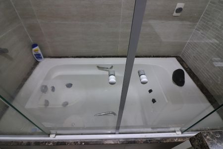 Casa à venda com 370m², 3 quartos e 8 vagasBanheiro da Suíte 1