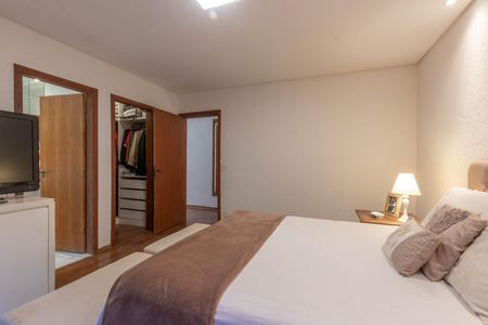 Casa de condomínio à venda com 467m², 2 quartos e 4 vagas Casa de condomínio à venda com 467m², 2 quartos e 4 vagasSuíte 2