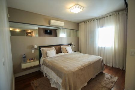 Casa à venda com 287m², 4 quartos e 4 vagasSuíte 1