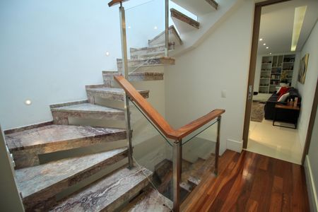 Casa à venda com 287m², 4 quartos e 4 vagasEscada