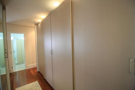 Casa à venda com 287m², 4 quartos e 4 vagasCorredor