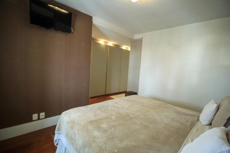 Casa à venda com 287m², 4 quartos e 4 vagasSuíte 1