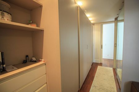 Casa à venda com 287m², 4 quartos e 4 vagasCorredor