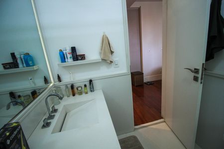 Casa à venda com 287m², 4 quartos e 4 vagasBanheiro da Suíte 1