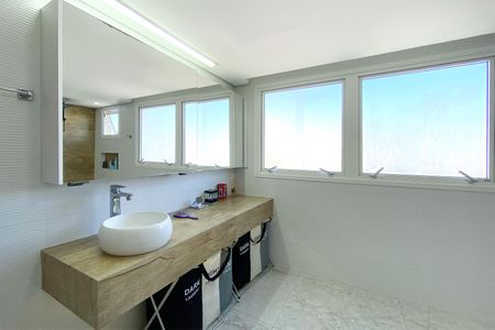 Casa para alugar com 180m², 3 quartos e 2 vagasBanheiro da Suíte