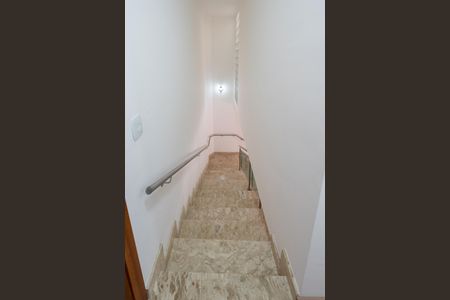 Casa à venda com 95m², 3 quartos e 2 vagasEscada