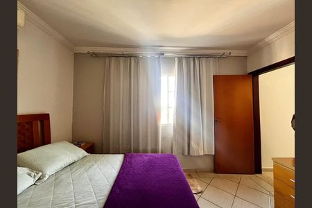 Casa à venda com 297m², 5 quartos e 4 vagas Casa à venda com 297m², 5 quartos e 4 vagasSuíte 2